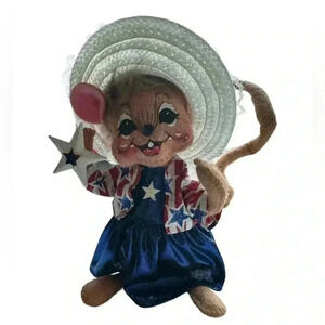 Annalee Dolls 6" Patriotic Girl Mouse Hat & Holding
Star with tag